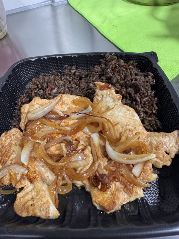 Completa Bistec de Pollo encebollado